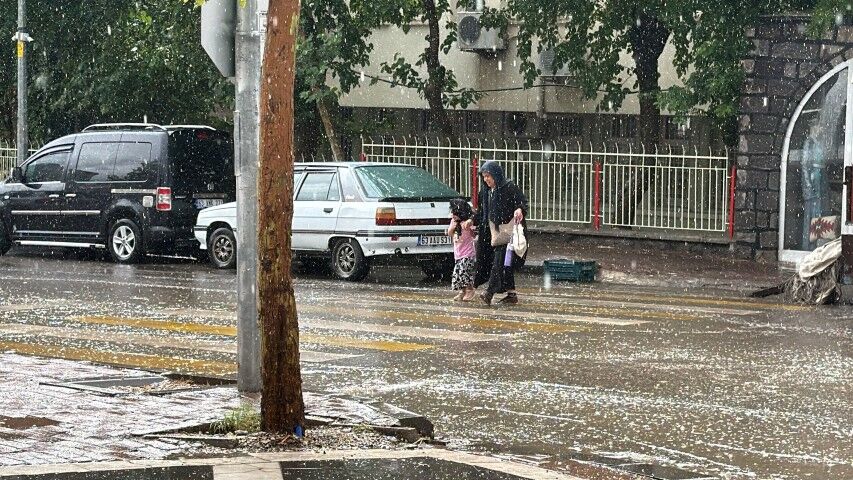 Şanlıurfa’da Siverek’te Yağmur Aniden Bastırdı