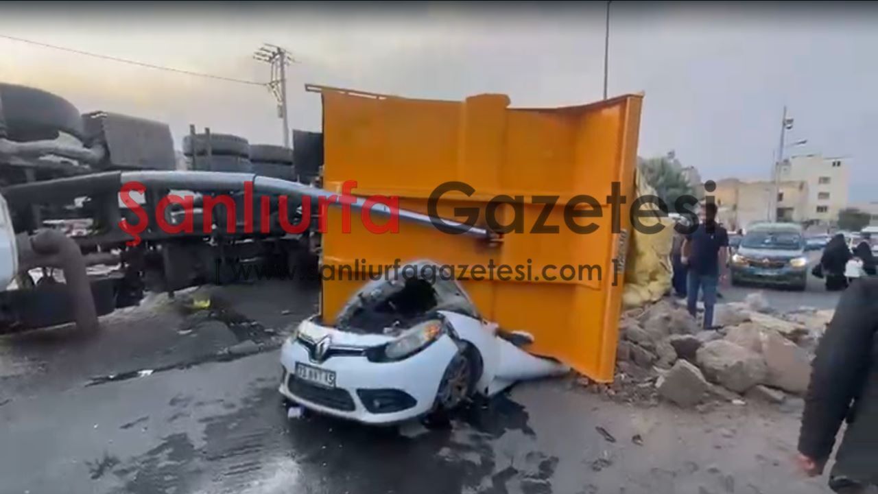 Şanlıurfa Eyyübiye’de hafriyat yüklü kamyon 2 aracın üzerine devrildi: Yaralı var!