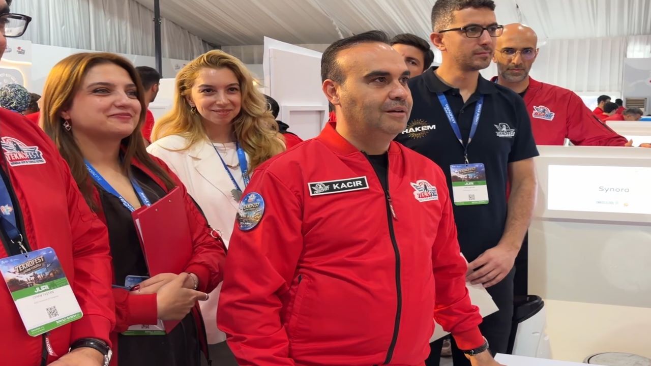 TEKNOFEST Güneydoğu stantlarına Bakan Kacır'dan ziyaret