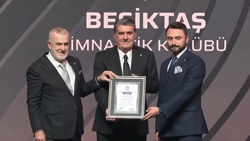 Güven tazeleyen Başkan Serdar Adalı mazbatasını aldı