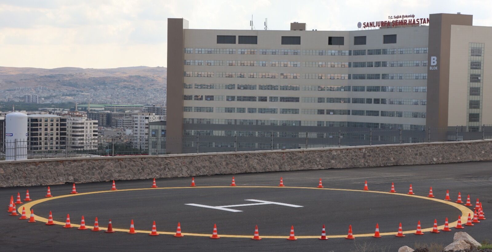 Büyükşehi̇r, Şehi̇r Hastanesi̇ Önünde Ulaşimi Güvenli̇ Hale Geti̇ri̇yor (1)