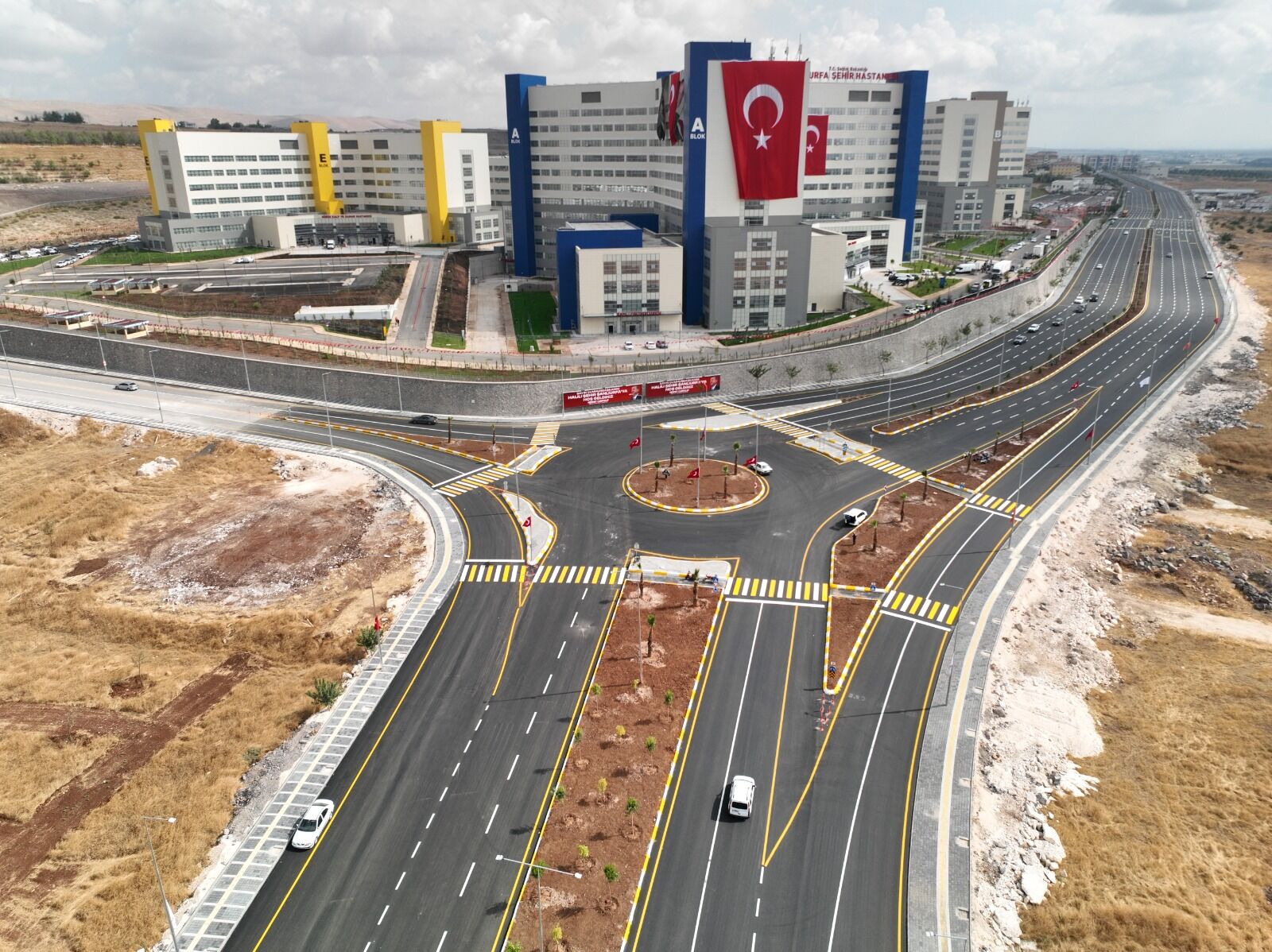 Büyükşehi̇r, Şehi̇r Hastanesi̇ Önünde Ulaşimi Güvenli̇ Hale Geti̇ri̇yor (3)