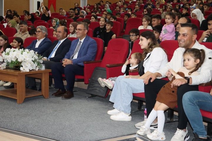 Çocuklar Si̇hi̇rbazlik Gösteri̇si̇yle Doyasiya Eğlendi̇ (3) (Small)