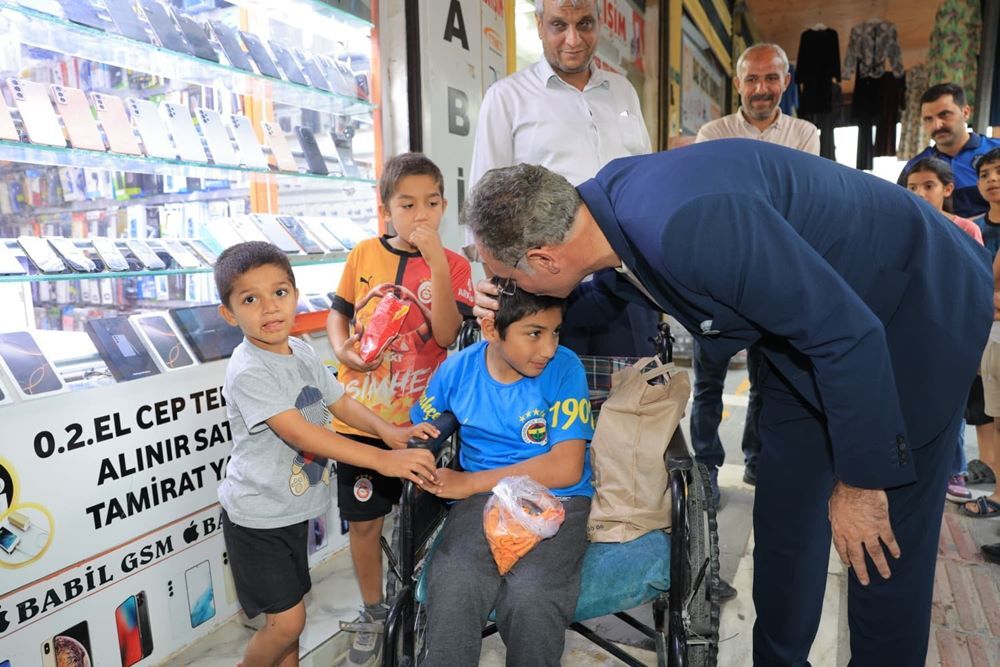 Şanlıurfalı başkan makamda değil sahada engelleri kaldırıp yerine gönül köprüleri kuruyor