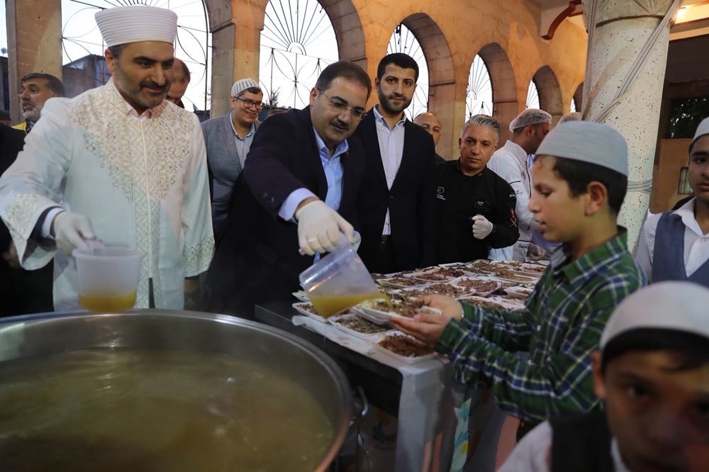 Şanlıurfa'da o belediyeden sabah namazı sonrası binlerce kişiye dev ikram