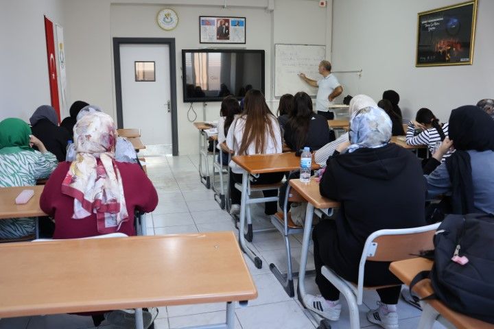 Hali̇li̇ye’de Gençleri̇n Başari Yolculuğuna Eği̇ti̇m Desteği̇ (3) (Küçük)