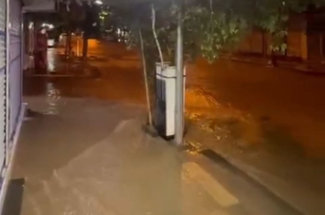 Şanlıurfa’nın Siverek İlçesinde Sağanak Yağış Hayatı Felç Etti: Evleri Su Bastı!