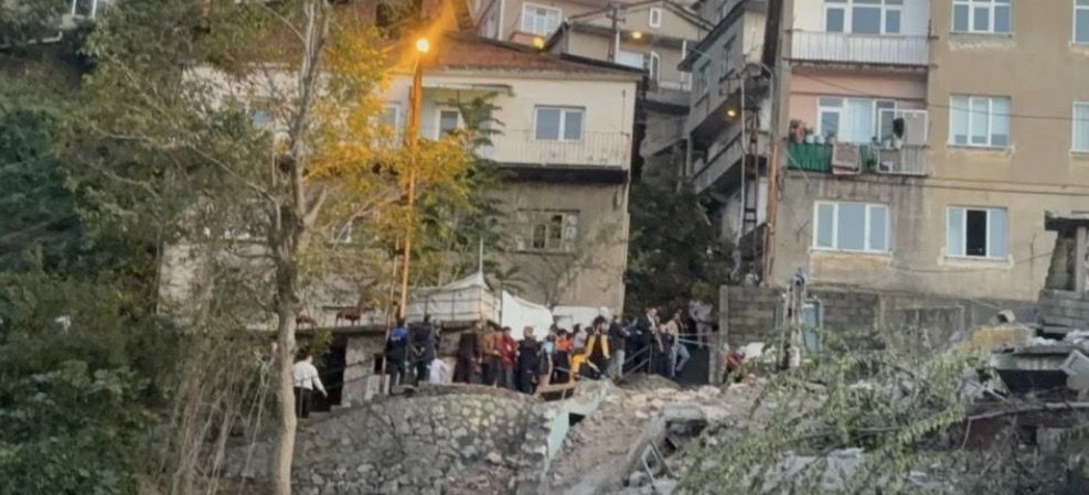 Zonguldak'ta Korkutan Olay: 3 Katlı Bina Bir Anda Çöktü