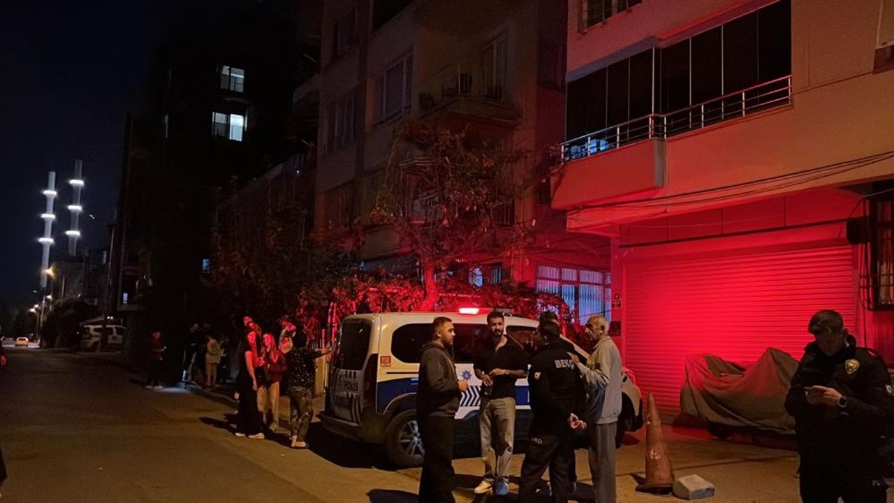 Mersin'de 3 Katlı Binada Korkutan Çökme! 40 Kişi Apar Topar Tahliye Edildi