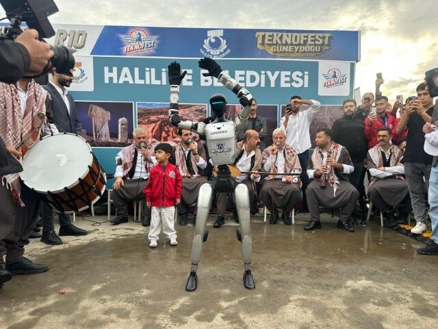Robotlar Halay Çekti, TEKNOFEST Alanı Renklendi! İşte O Görüntüler