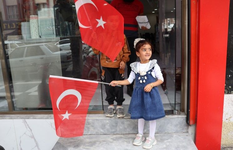 Şanlıurfa’da 29 Ekim Öncesi Dikkat Çeken Çalışma: Türk Bayrakları Dağıtıldı