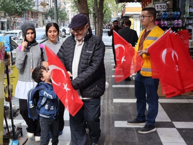 Şanlıurfa’da 29 Ekim Öncesi Dikkat Çeken Çalışma Türk Bayrakları Dağıtıldı (5)