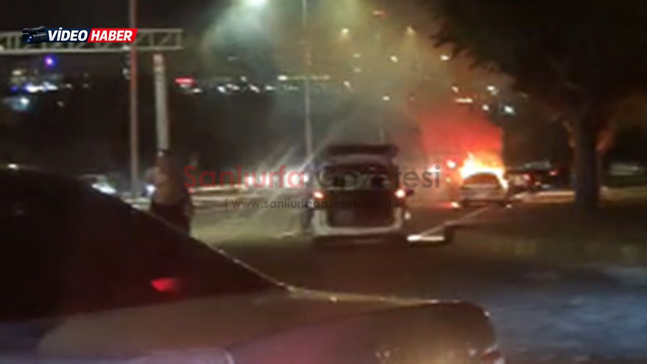 Şanlıurfa’da Seyir Halindeki Otomobil Alev Aldı!