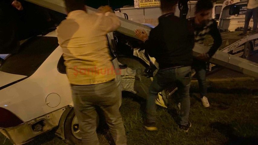 Şanlıurfa'da sürücü elektrik direğine çarptı 3 kişi yaralandı