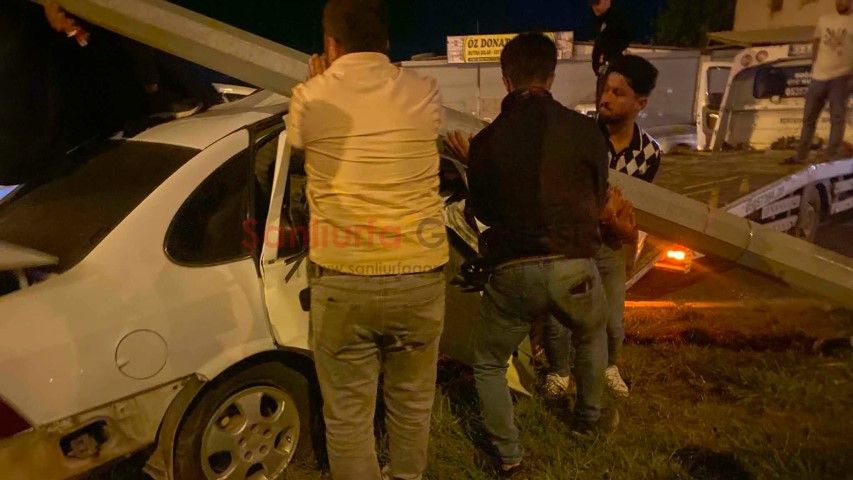 Şanlıurfa'da Sürücü Elektrik Direğine Çarptı 3 Kişi Yaralandı (2)