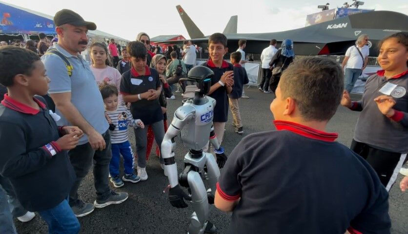 Şanlıurfa’da Teknofest Alanında Robot Canikman’a Yoğun İlgi (2)
