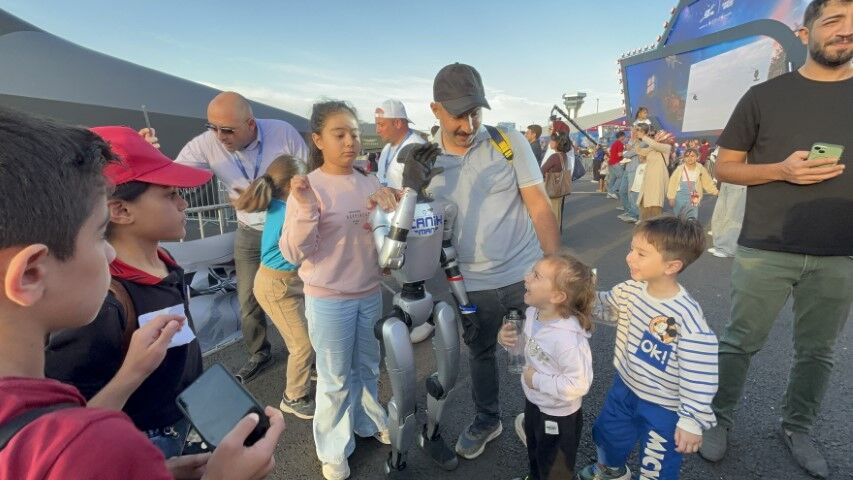 Şanlıurfa’da Teknofest Alanında Robot Canikman’a Yoğun İlgi (3)