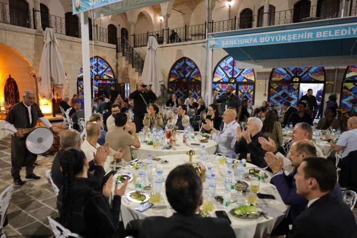Şanlıurfa’nın Tarihi Mekânında Uluslararası Gece Barutçu Hanı Konuklarını Ağırladı (3)