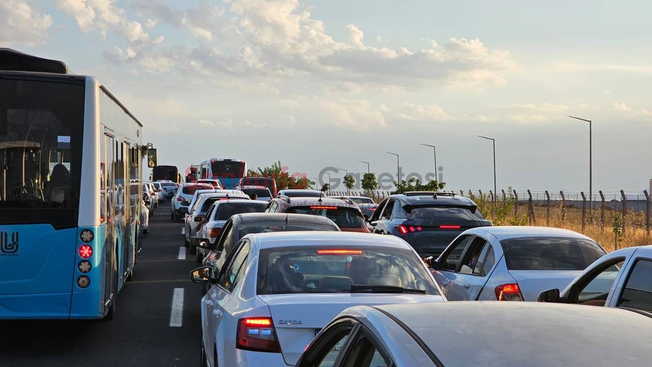 TEKNOFEST Güneydoğu'nun son gününde Şanlıurfa'da yoğunluk: 30 Kilometrelik yol saatlerce sürdü