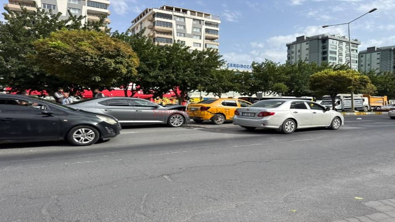 Şanlıurfa’da Zincirleme Kaza! 3 Araç Birbirine Girdi